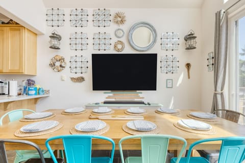 Charming details in the dining area.