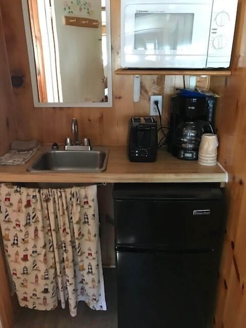 Microwave, coffee/tea maker, toaster