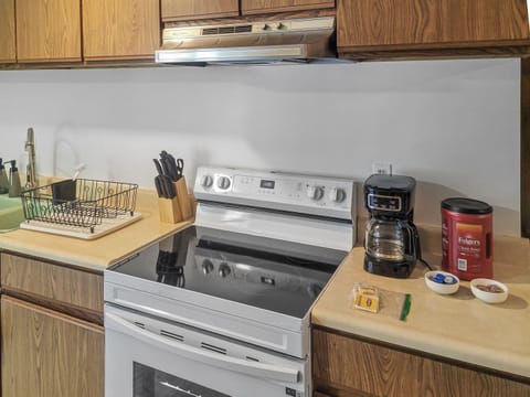 Fridge, oven, stovetop, coffee/tea maker