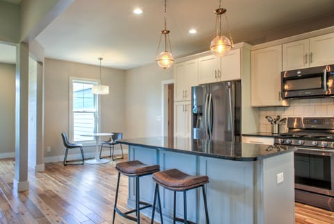 Chef's Kitchen w/ Breakfast Bar Seating