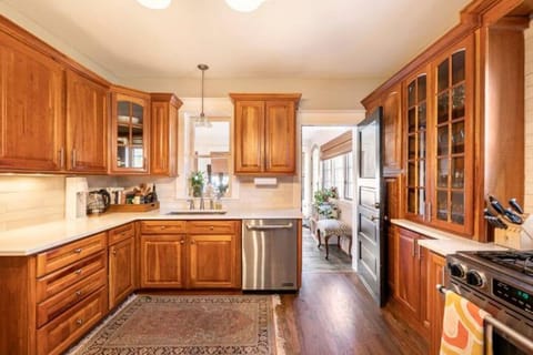 Kitchen features Gas Cooktop, Oven, Dishwasher, Refrigerator/Freezer &
Microwave