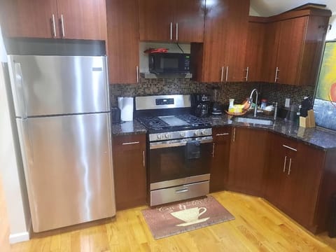 Private kitchen | Microwave, oven, stovetop