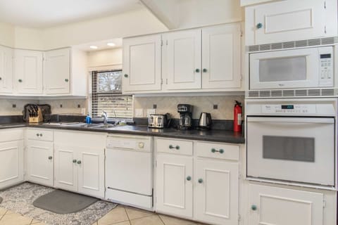 Efficient appliances and plenty of airy space make the Lakehouse's country kitchen a creative cook's delight!