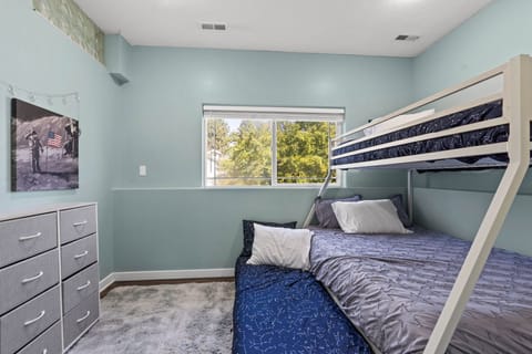 Downstairs Bedroom
2 Twin
1 Double