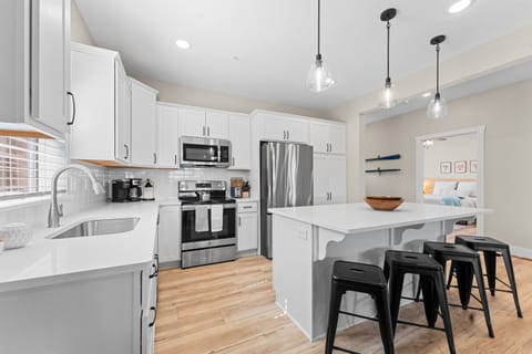 Kitchen (main floor)