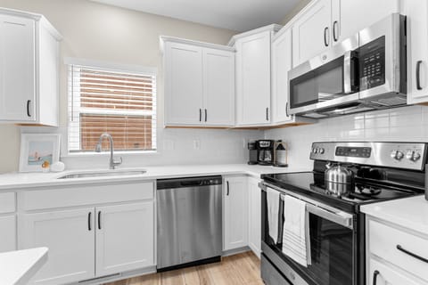 Kitchen (main floor)