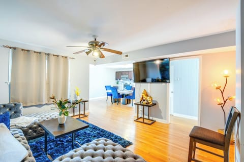 Chicago Vacation Rental | 2BR | 1BA | 1,400 Sq Ft | Stairs Required