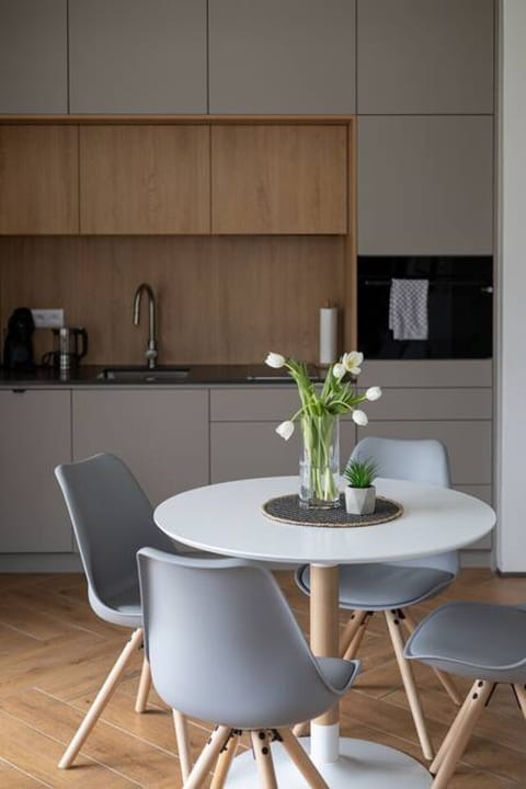 A dining table in the Natural apartment