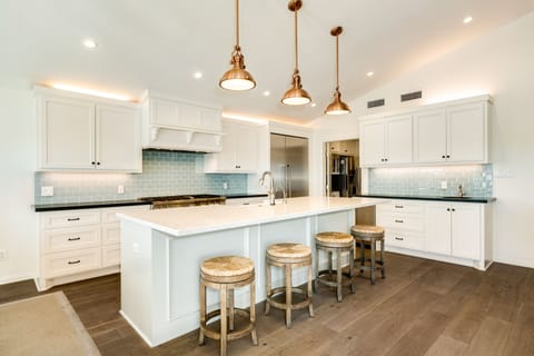 Large breakfast bar with seating for 4