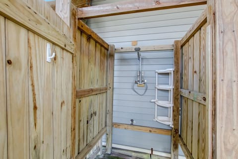 Combined shower/tub