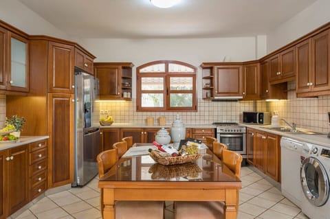 Discover a culinary haven in our spacious, fully equipped kitchen, complemented by a generously sized dining table. Let the natural light from the windows illuminate your gatherings with sunlit splendor.