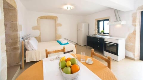 Bright and spacious bedroom area with a kitchentte and a kitchen table for more comfort