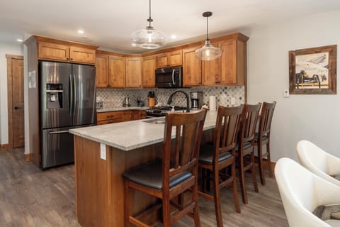 SWP Vasquez Creek Unit 8 breakfast bar