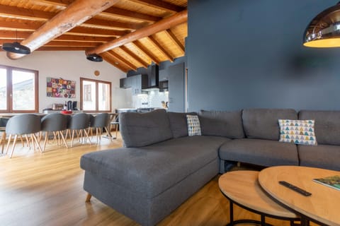 Spacious living room and dining room of 40m², combining modernity and mountain authenticity.