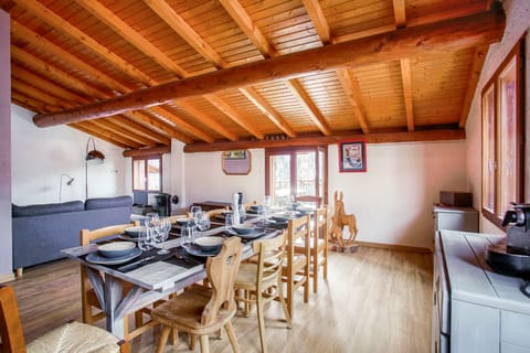 Spacious dining room for 10, ideal for enjoying raclettes and fondues.