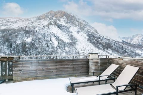 30m² terrace offering a 180° panoramic view of the mountains, not overlooked. (1)