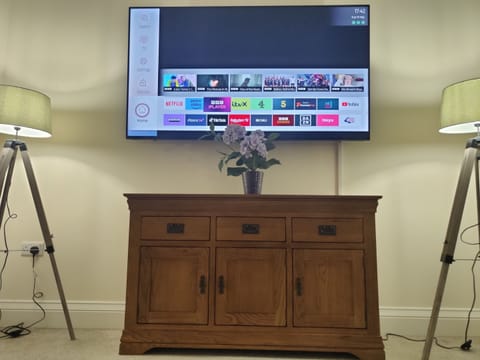 Lounge - 70" Smart TV