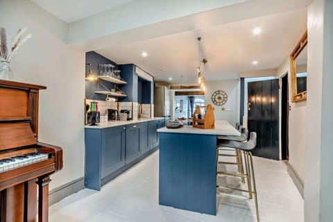 Elephant Cottage Kitchen - StayCotswold