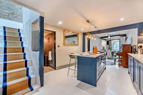 Elephant Cottage Kitchen - StayCotswold