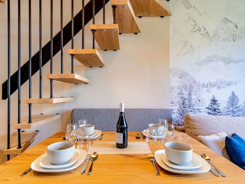 Tableware, Table, Furniture, Property, Dishware, Drinkware, Plate, White, Stairs, Wood