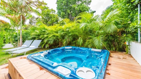 Outdoor spa tub