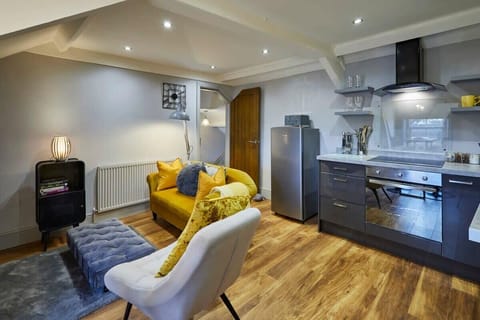 Yellow Ochre, Alnwick - Host & Stay