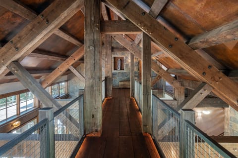 4.1-robbers-roost-mountain-village-upper-walkway