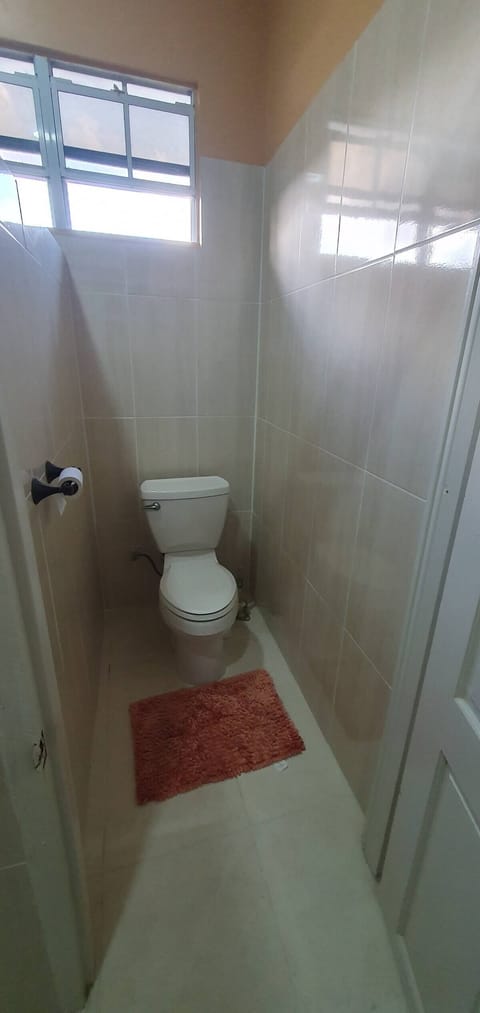 Combined shower/tub, towels, soap, toilet paper