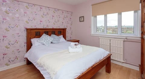 3 bedrooms, free WiFi, bed sheets, wheelchair access