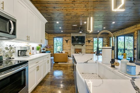 Spacious stocked kitchen to host nice family dinners