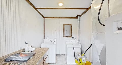 Combined shower/tub, towels