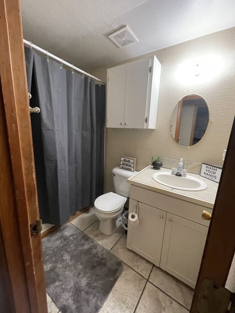 Combined shower/tub, towels, toilet paper