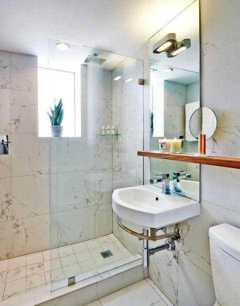 Combined shower/tub, hair dryer, towels