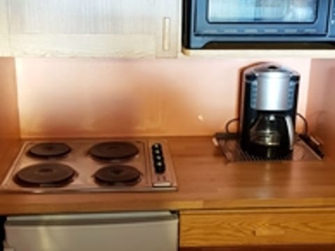 Fridge, oven, dishwasher, coffee/tea maker