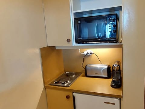 Fridge, microwave, dishwasher, coffee/tea maker