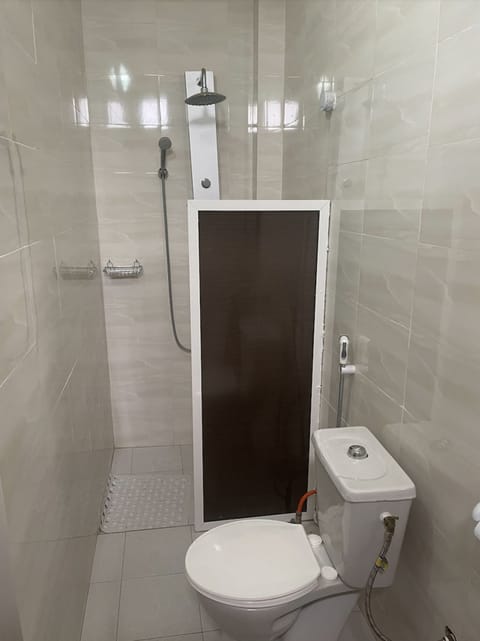 Combined shower/tub