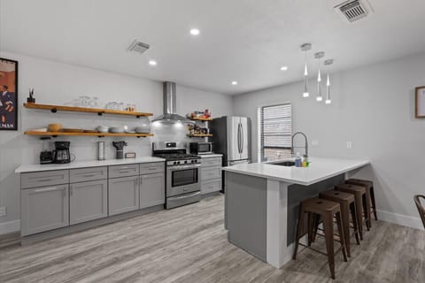 Kitchen w/ Island Seating