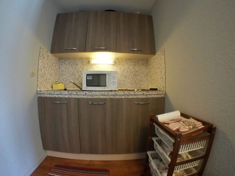 Fridge, microwave, dishwasher, coffee/tea maker