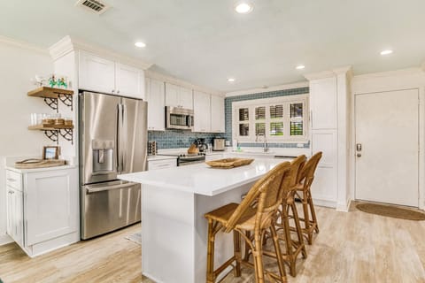 Kitchen w/ Breakfast Bar