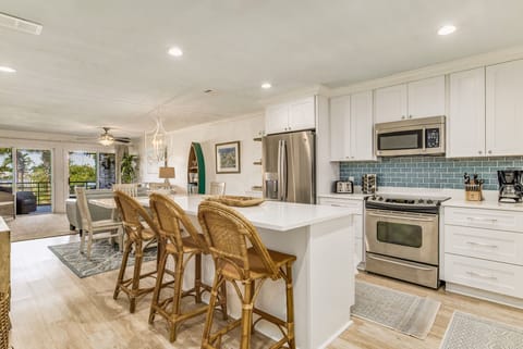 Kitchen w/ Breakfast Bar