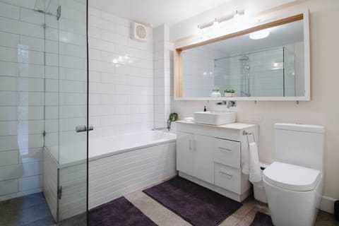 Combined shower/tub, eco-friendly toiletries, hair dryer, towels