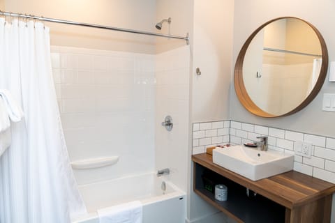 Combined shower/tub, hair dryer, towels