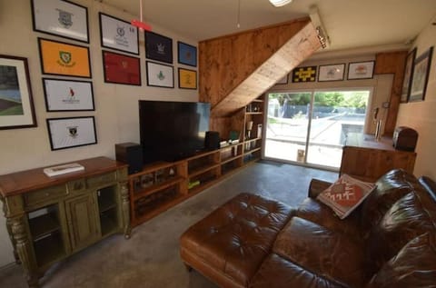 Living area | Smart TV, books, music library, stereo