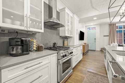 StayRepublic | Fully Stocked Kitchen w/ Bar Seating