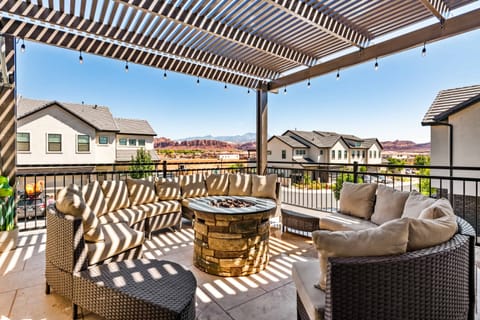 Balcony / Firepit - Pergola