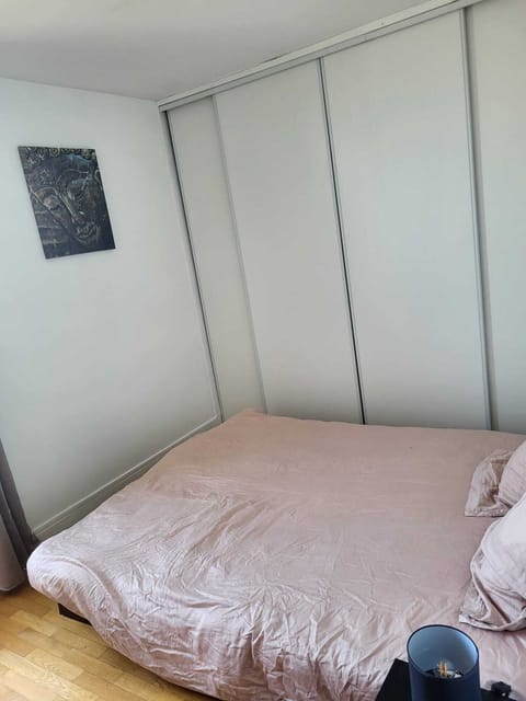 2 bedrooms, iron/ironing board, bed sheets