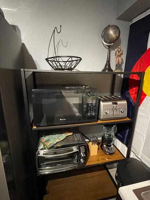 Microwave, toaster & toaster oven
& blender (for frzn margs) BYOB!