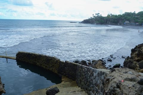 Beach nearby, sun loungers, beach towels