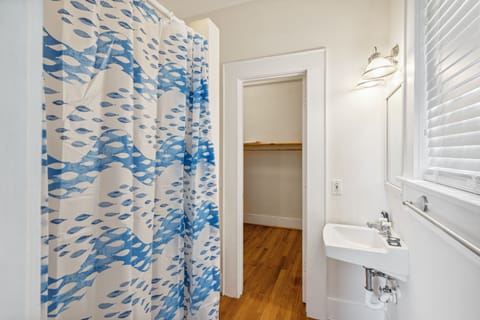 Combined shower/tub, towels