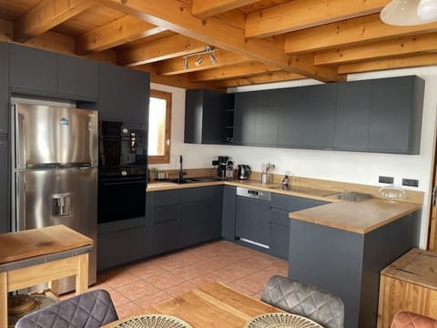 Beautiful fully equipped kitchen.